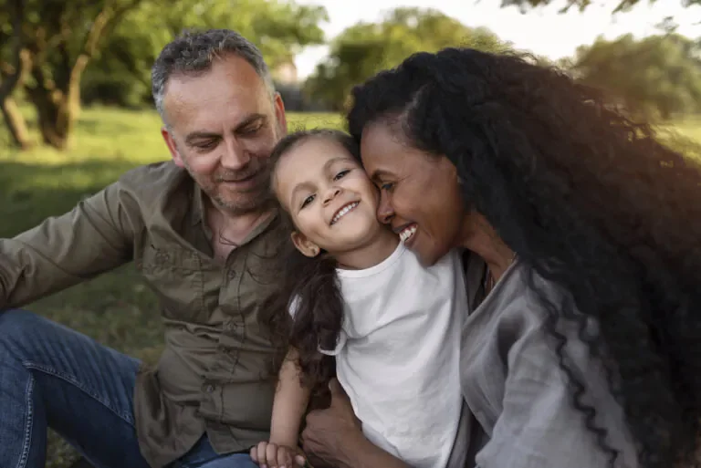Família brincando com criança